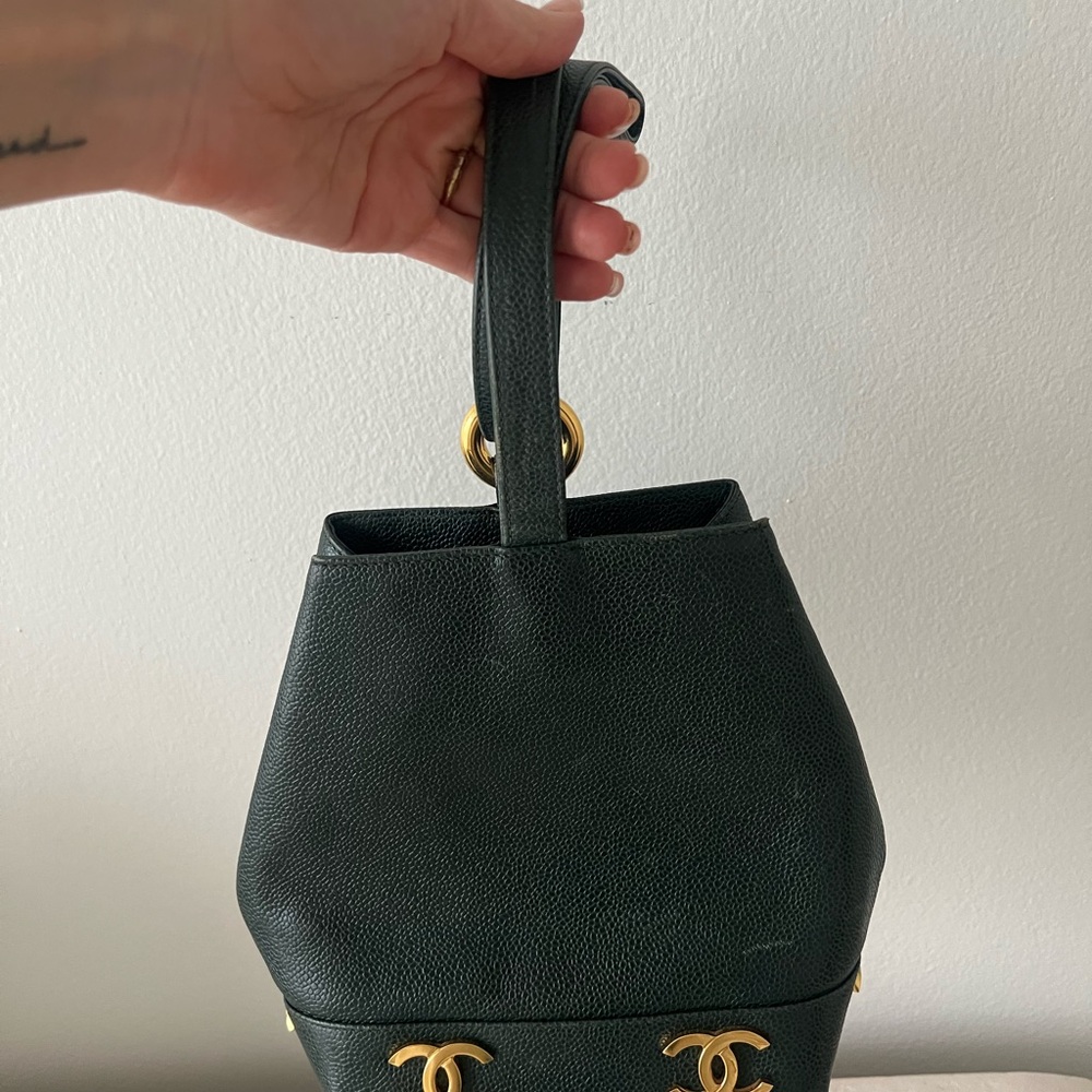 Rare Vintage Chanel Emerald Green with Gold Bucket Bag with Iconic Design - Picture 5 of 11